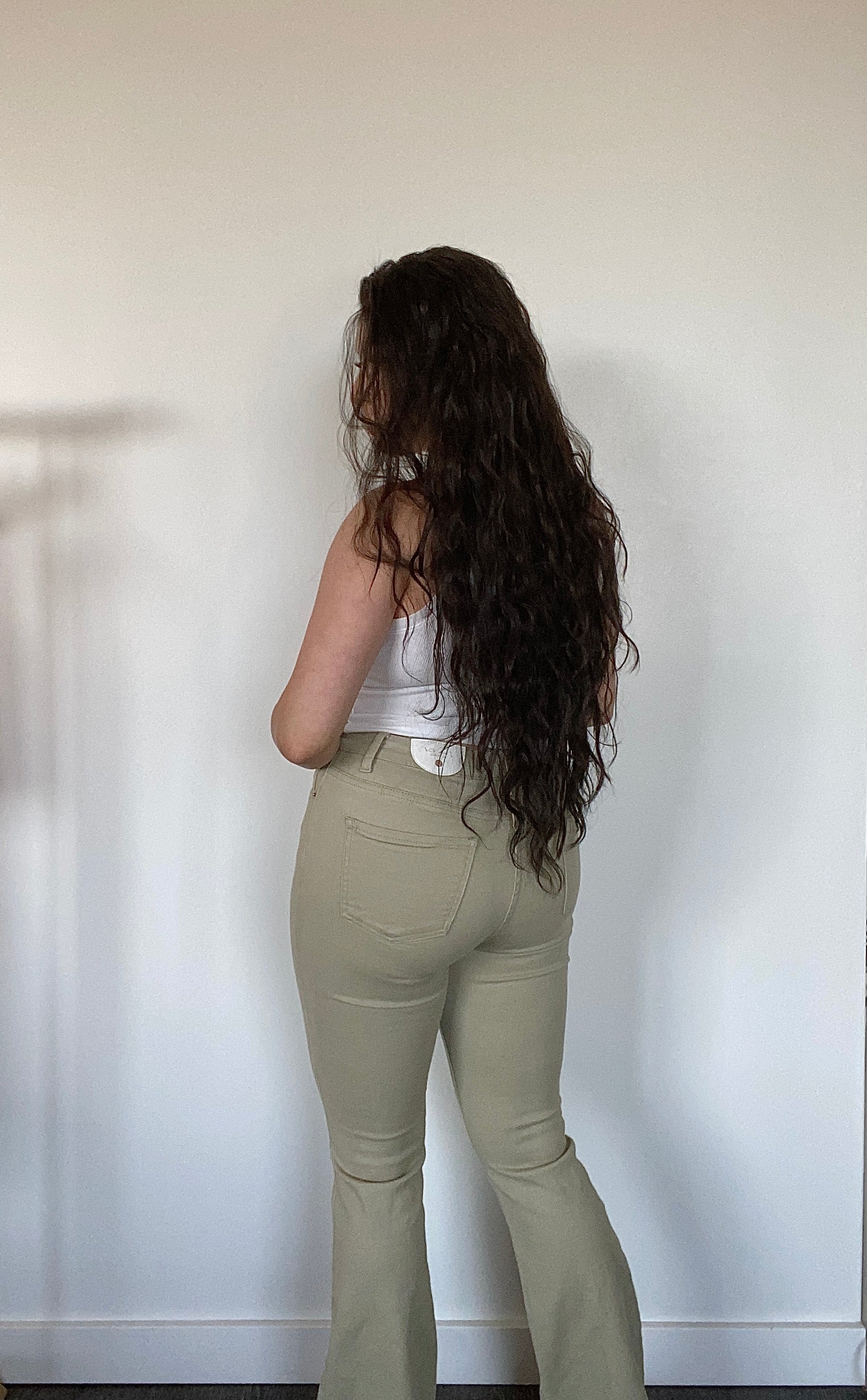 Vaqueros acampanados color oliva de KC