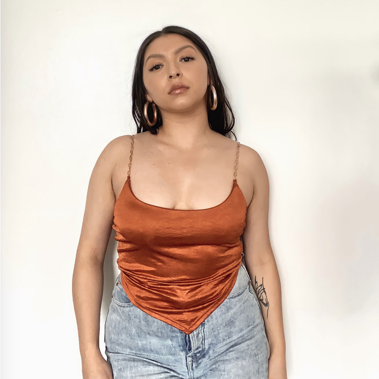 Top de satén con cadena Cassie